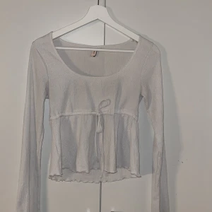 Vit långärmad blus med knyt - Supersöt vit blus från Nelly❤️