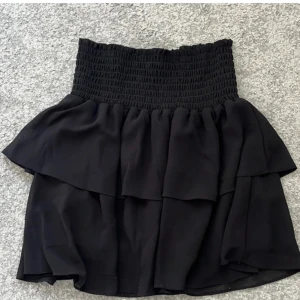 Svart Chelsea kjol - Söt Charlsea kjol från lager 157, säljer pga kommer inte till användning längre säljer för 45 kr men pris kan diskuteras 