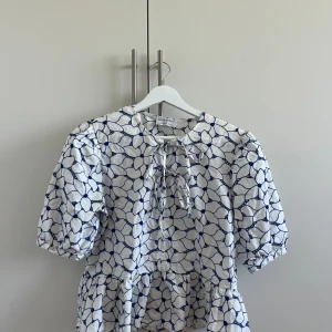 Fin blus  - Jätte fin vit blus med blåa detaljer. Använd ett fåtal gånger. 