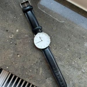 Daniel Wellington klocka - Säljer min Daniel Wellington klocka. I bra skick. Enda tecknet på användning är att lädret har rynkat sig lite på vissa ställen. Därav billigt pris<3