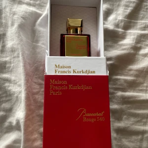 Baccarat Rouge 540 Extrait de Parfum - Lyxig parfym från Maison Francis Kurkdjian, Baccarat Rouge 540 Extrait de Parfum. Flaskan är djup röd med guldfärgad etikett och lock, och kommer i elegant röd och vit förpackning med gulddetaljer. Doften är ikonisk och exklusiv, perfekt för dig som vill sticka ut. Endast sprayad ca 2-5 gånger och helt ny. Inga byten.