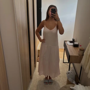 Ljusrosa långklänning  - Superfin ljusrosa långklänning från Neo Noir. Den är perfekt till sommaren och är i bra skick. Köptes i Danmark för 799 DKK 