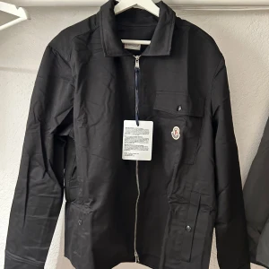Moncler overshirt jacka  - Helt ny Moncler Overshirt Jacka Svart! Storlek XL motsvarar L. 187 cm sitter på mig