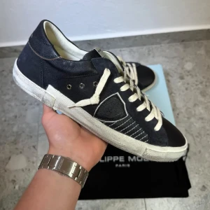 HELT NYA Philippe model  - HELT NYA Svarta Philippe model || Storlek 43 || Mitt pris 2299kr || Box och Dustbag medföljer || Tveka inte på att höra av dig vid frågor eller funderingar 