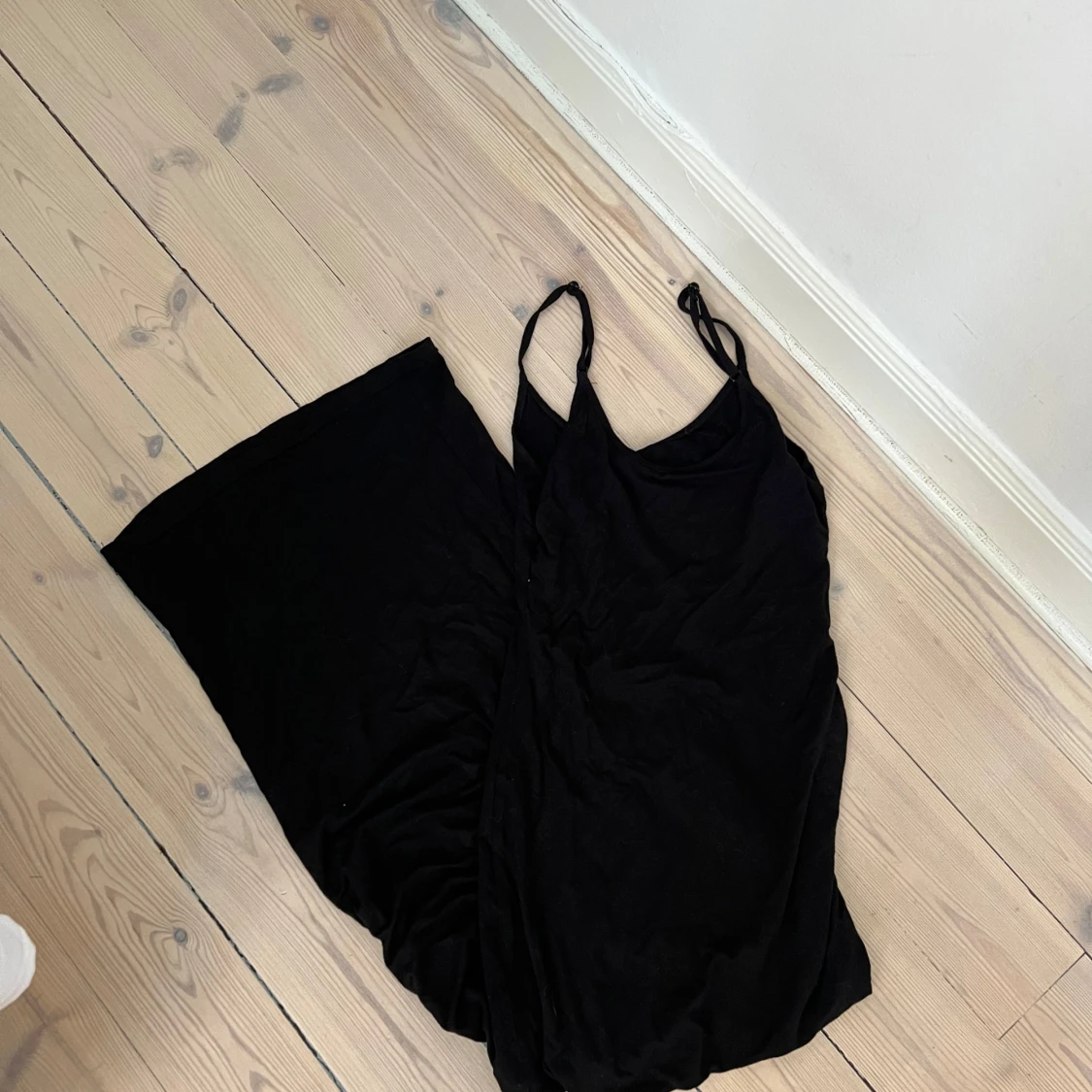 Svart långklänning med smala axelband - 2