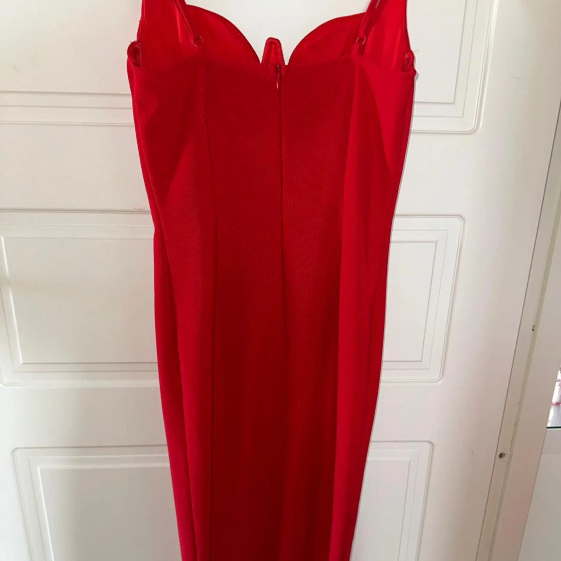 Röd tight långklänning med bygel - 1