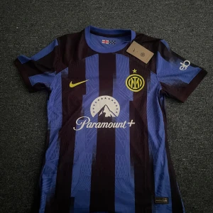 Inter tröja  - Säljer min Inter Milan tröja då den inte har kommit till någon användning. Inga fel eller skador på tröjan. Den är från säsongen 23/24 och var deras hemma tröja, det är en player version och är i storlek M 