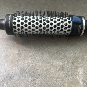 Björn Axén tools 30mm - Köpte den för ett tag sen har bara startat den för att testa den köpte min på Lyko, slutsåld över allt den kom sådär i posten vet inte vad som har hänt med dom där taggarna. Oanvänd typ har bara testat den. 30mm. Pris kan diskuteras:) 