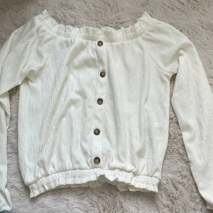 Off shoulder tröja - köpte för ett par år sen. Aldrig använt. Från hm i storlek ”12-14 years”. Den är ganska stor och passade inte mig när jag var runt 12, jag skulle säga att den är mer ”14-16 years”