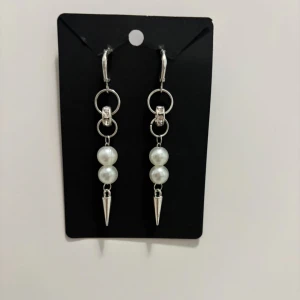 Örhängen - Handgjorda örhängen i rostfritt stål.