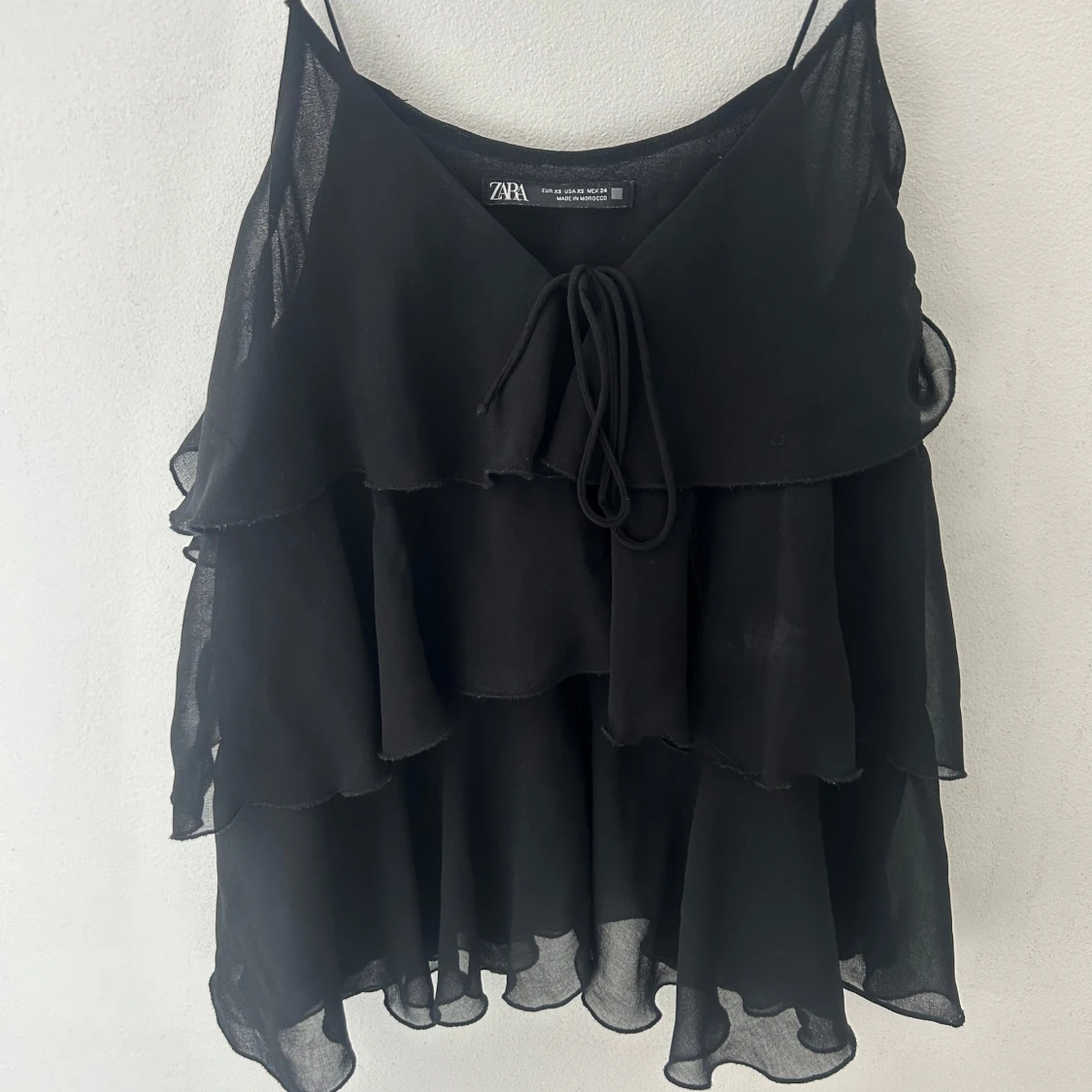 Svart volangig linnetopp från Zara