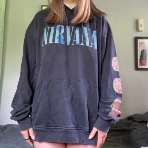 Hoodie - Använder inte hoodies längre så säljer den. Lite nopprig, annars hittar jag inga defekter.