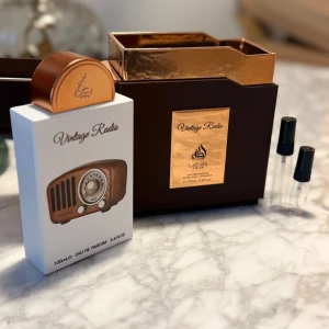 Lattafa - Vintage Radio - 📻 Vintage Radio–Unisex Parfym i Mini-format 📻  🖤 Lattafa – Vintage Radio  En unik, modern och elegant doft med inslag av plommon, fruktigt, kryddor och en hint av mystik. Unisex – för dig som gillar karaktär och djup i en parfym.  🧴 Välj storlek som passar dig: 	•	3 ml – 30 kr 	•	5 ml – 45 kr  ✔️ Äkta parfym i smidiga refill-sprayflaskor 🌍 Perfekt för resor, fickan eller som doftprov 🌟 Kvalitet till ett överkomligt pris  📬 Frakt eller upphämtning i Täby! 