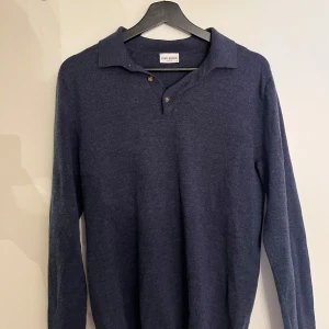 John Henric långärmad piké  - Väldigt bra skick, knappt använd i väldigt fint material.