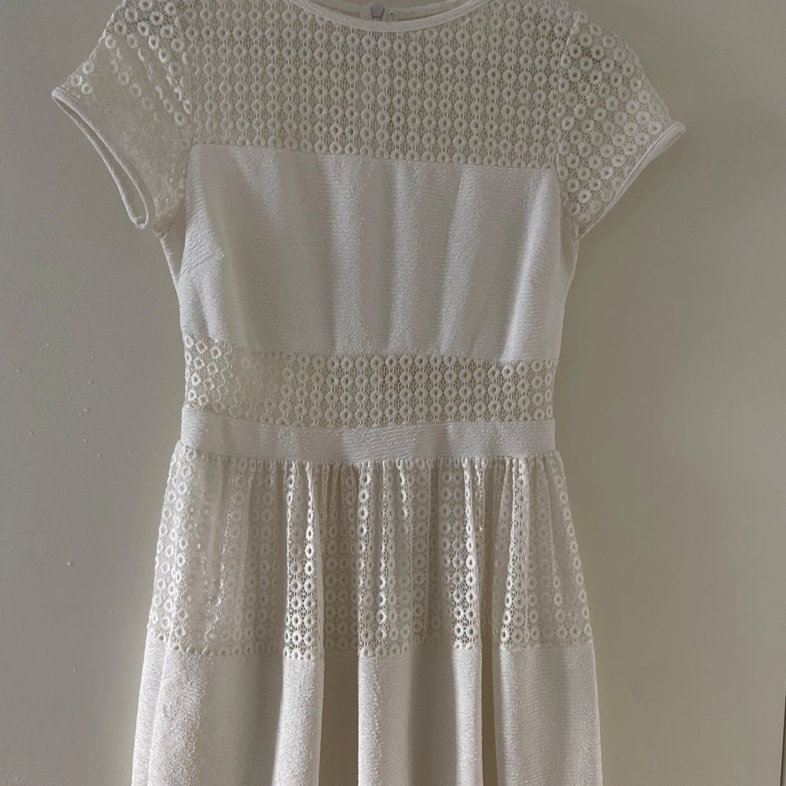 Vit kortklänning med spetsdetaljer från Italien - 1