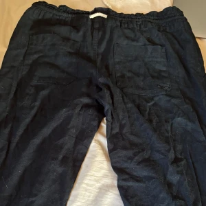 Linnebyxor Roxy - Svarta linnebyxor från Roxy med vit snörning. Stl M, Sitter jätte bra! Säljer dom eftersom de inte är min stil, har använt väldigt fåtals gånger. Så skulle säga att dom är i nyskick, inte slitna vid fötterna eller någon annanstans!  Köpte för 599kr