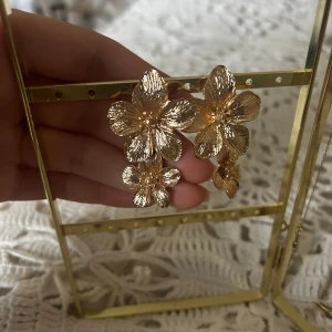 Örhängen - Superfina blomörhängen perfekt till vardags och fest!🥰