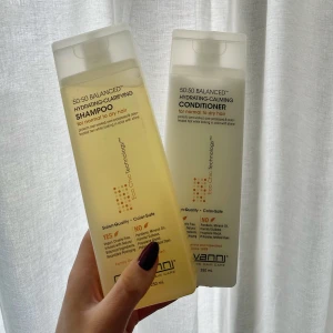 Hårvård  - Schampo och Balsam från Giovanni⭐️ Giovanni 50:50 innehåller näringsrik nässla, stärkande timjan och lugnande kamomill som tillsammans stimulerar hårbotten och hjälper håret att växa. Produkterna innehåller även rosmarin som hjälper till att minska håravfall. Perfekta komplement till maria åkerberg scalp treatment  Schampo: 250ml Balsam: 250ml  Produkterna är veganska, color-safe, cruelty-free samt fria från harmful sulfates och paraben.  Säljes då jag tyvärr är allergisk mot nässla & rosmarin 