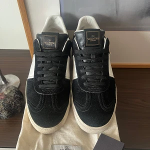Valentino Flycrew - Säljer nu dessa extremt eftertraktade och fina Flycrews. Skorna och box har defekter men mycket kvar att ge. Skorna har scuffmarks, vissa sömmar har släppt och heelscreep. Boxen har skador på lock och kanter. Skorna medföljer, box, 1 dustbag och kort från Valentino. Size 44,5 och Cond 8/10. För frågor och bilder hör av er i pm. Snabba och enkla deals prioriteras som vanligt!
