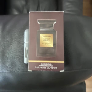 Tom Ford Tobacco Vanille EdP 5ml - Tom Ford Tobacco Vanille Eau de Parfum i 5ml behållare . Doften har en lyxig och djup karaktär med inslag av tobak och vanilj. Förpackningen är elegant i mörkbrunt med gulddetaljer och flaskan har en klassisk, stilren form.