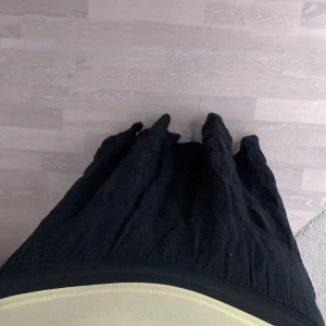 Svart långkjol - Jätte fin svart lång kjol, i mysigt material. Storlek one size och köpt i Göteborg. står inget märke bara utan ”made in italy” köpt för ungefär 500kr och den har inte används mycket! Priset kan diskuteras!💞
