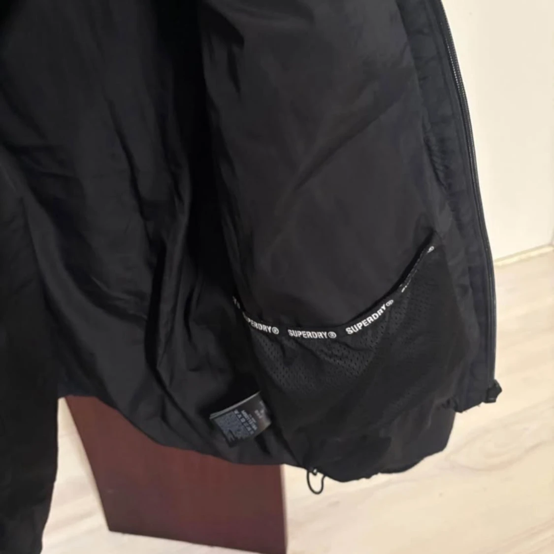 Svart pufferjacka från Superdry stl S - 3