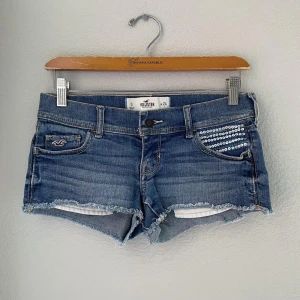 Lågmidjade jeansshorts - Helt nya med prislapp, lågmidjade blåa jeansshorts från Hollister i storlek W28. Första bilden är lånad, men de är samma modell.