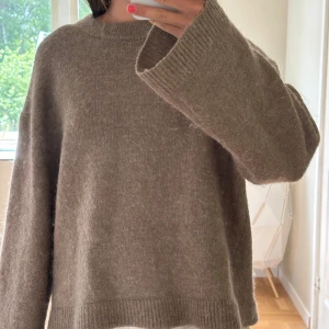  stickad tröja  - Stickad brun tröja säljer då den inte kommer till så mycket användning, perfekt till sommarkvällar eller hösten