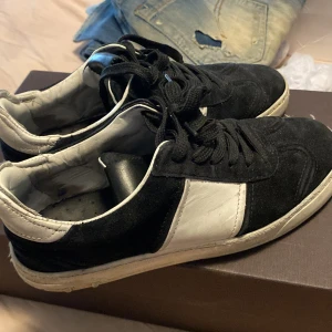 Flycrew -  Lösa vid sidan på ena skon går att fixa hos en skomakare men har ingen där jag bor så därför säljer jag det billigt. Skorna är äkta men fick inte nämna märket av nån andledning. Passar upp till 38,5 typ. 5 nitar lösa 