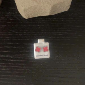 Rosa fyrklöver örhängen i stål - Snygga örhängen i form av rosa fyrklöver med silverfärgad pärlkant. Tillverkade i rostfritt stål, perfekta för dig som vill ha något gulligt och stilrent. Små och lätta att bära varje dag.