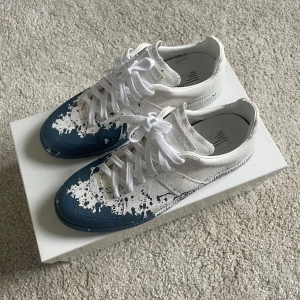 Maison Margiela Replica paint splatter  - Maison marigelas gats, helt nya! Med box, dustbag osv ingår , skriv vid funderingar eller frågor. Storleken är 40 men passar mig som har 41, självklart äkta!