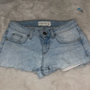 Ljusblå jeansshorts - Snygga ljusblå jeansshorts