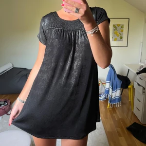 Svart glittrig kortklänning - Supersnygg glittrig svart kortklänning 