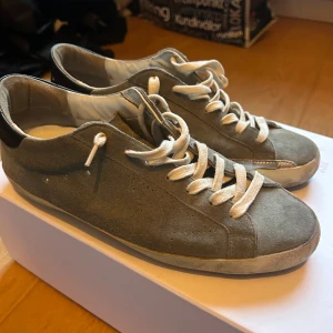Olivgröna skor från Golden Goose - Säljer nu mina golden goose skor i storlek 40 men passar även 41! De är använda men har fortfarande ett bra skick. 7/10. Skriv gärna om du har frågor👍