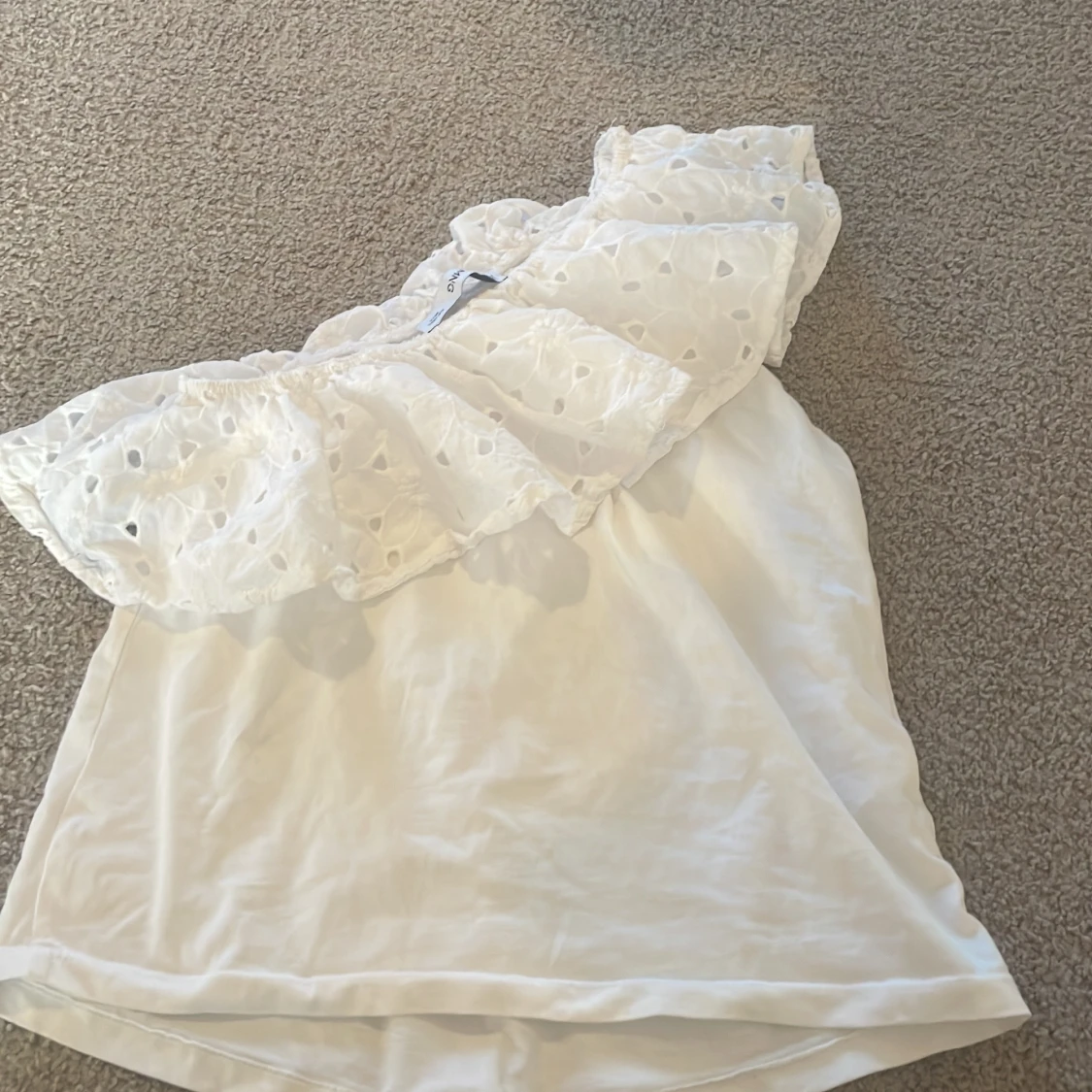 Vit oneshoulder topp med volang från Mango - 1