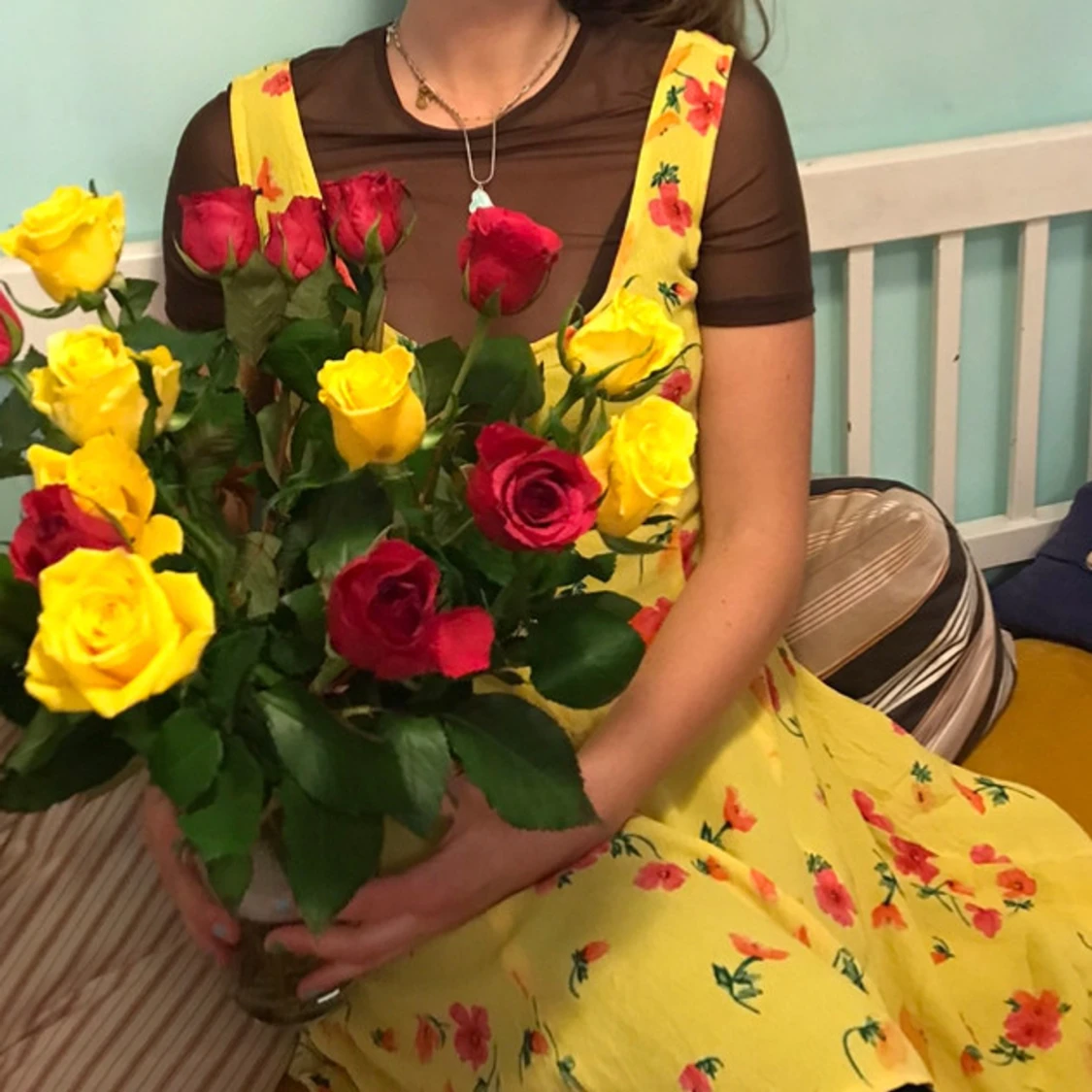 Gul blommig klänning med knappar - 1