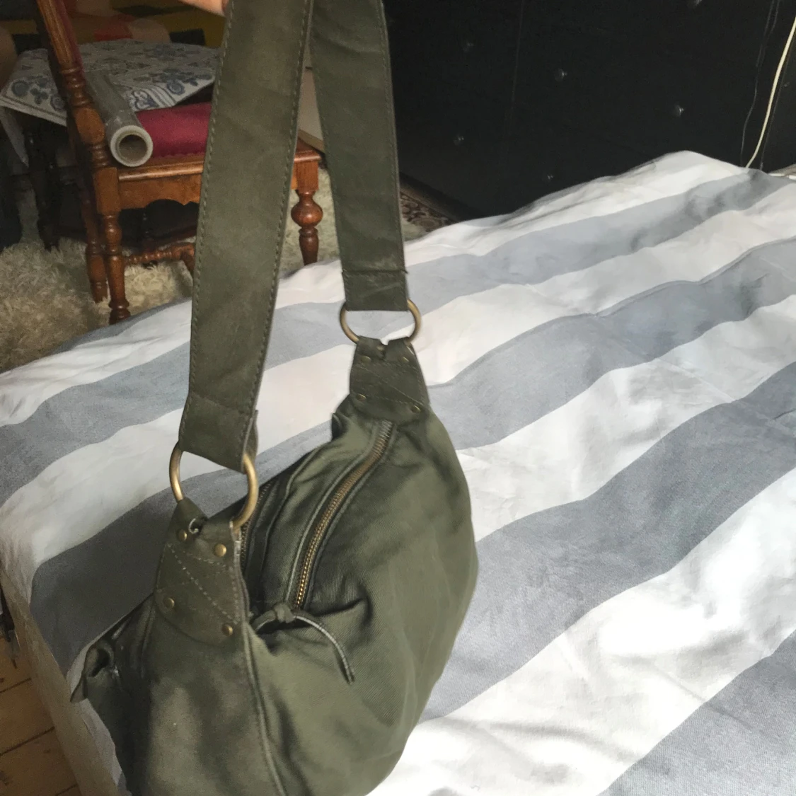Olivgrön axelväska med dragkedjor - 2