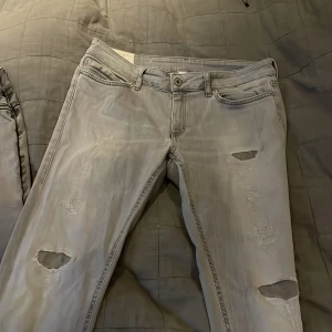 Grå jeans från Dondup - Snygga grå jeans från Dondup med slitna detaljer. Sicker är helt nytt// 10/10🌟 jeansen sitter slim och str 31 i midjan🌟priset är inte hugget i sten men jätte bra pris för sicket🤍🤍