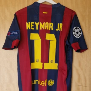 Neymar Jr fotbollströja Barcelona 14-15 - Neymar Jr Barcelona repIika fotbollströja 14-15. Helt ny med tag. Storlek: Medium