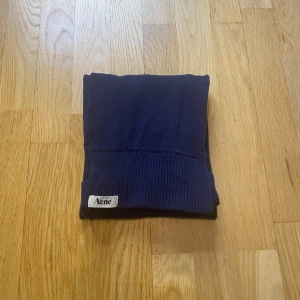 Mörkblå halsduk från Acne Studios - Mörkblå halsduk från Acne Studios med ribbade kanter perfekt till hösten🍂 Till ett rimligt pris💲Skickar spårbart med PostNord och Instabox inom 24 timmar 📦 Använd ett fåtal gånger, inga defekter. 100 % ull 🐑 Om köpet går snabbt ingår en gåva 🎁  OBS: Ingen Orginal förpackning ingår tex Dustbag och box.