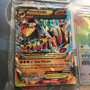 Primal Groudon EX - Coolt och färgstarkt Pokémonkort med Primal Groudon EX! Perfekt för samlare och Pokémon-fans som vill boosta sin lek med en kraftfull och sällsynt EX-kort. Kortet har en glittrande yta och är i bra skick – ett måste för alla som älskar Pokémon!