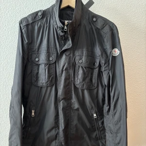 Moncler fieldjacket  - Moncler fieldjacket size 5 (fits 4) skick 8,5/10. Pris 3190⭐️ vid frågor och funderingar är det bara att höra av sig🙌