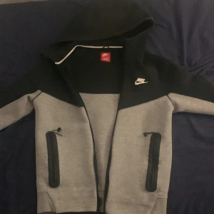 Nike tech fleece - Nike tech fleece som ja säljer då den inte passar mig längre. Storlek XS
