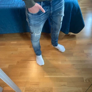 Jack and Jones  - Säljer ett par riktigt feta jeans från Jack and Jones med slitningar i modellen Glenn. Skriv om du har några frågor eller funderingar!!!