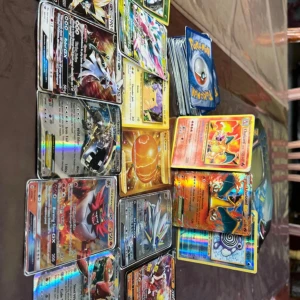 Pokémon samling - Stor samling Pokémonkort - från 2016-2023. Perfekt för dig som vill bygga din samling. Kommer med en snygg Pokémon-tin för förvaring. Vissa skav på några kort, annars i mycket gott skick!