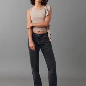 Svarta/gråa straight jeans från Gina Tricot stl 34 - Snygga svarta jeans från Gina Tricot i modellen Straight Jeans. Jeansen har rak passform, hög midja och klassisk femficksdesign. Materialet är jeans i bomull med en mörk tvätt som ger en cool vibe. Perfekta till sneakers eller boots.