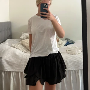 Svart kjol - Kjol som passar för alla tillfällen. Perfekt för sommaren.