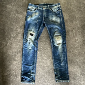 Dondup jeans  - Tjena säljer ett par as feta dondup jeans | modellen är dondup destroyed, svåra att få tag i just det här | skicket är bra inte mycket tecken på användning | skriv vid minsta lilla fundering!😁
