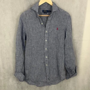 Linneskjorta Ralph Lauren  - Riktigt soft linneskjorta av Ralph Lauren. Passar perfa till sommaren. Modellen är 185. Riktigt fint skick