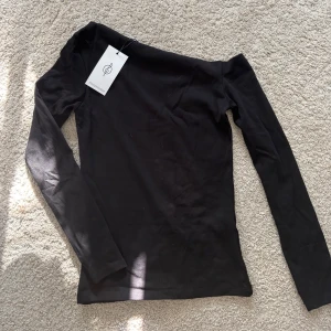 Off the shoulder topp - Super snygg off the shoulder topp!! Helt oanvänd med lappen kvar🩷